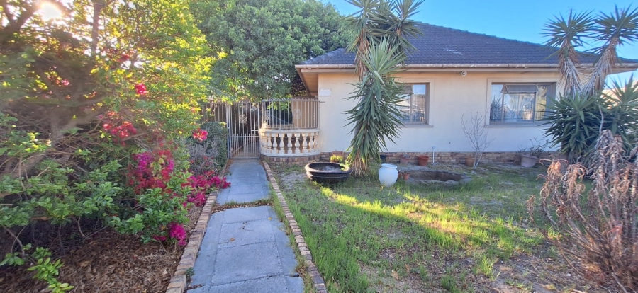 4 Bedroom Property for Sale in Pinati Western Cape